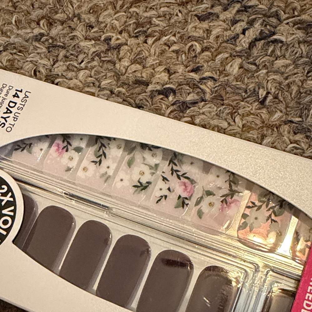 Dashing Diva Glow Gel Nail Strips - Evergreen - Picture 5 of 5